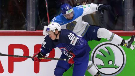 Над сборной Казахстана на чемпионате мира по хоккею издеваются соперники