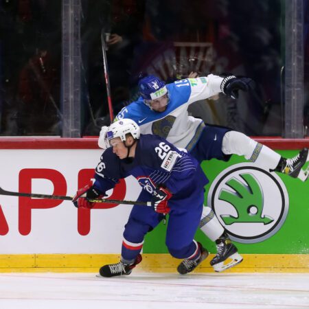 Над сборной Казахстана на чемпионате мира по хоккею издеваются соперники
